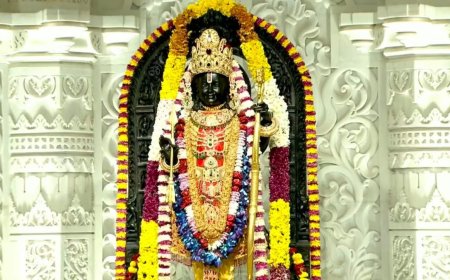 కాంచీ కామకోటి పీఠం ద్వారా ప్రతిష్ఠించబడిన 150 కిలోల బంగారు పూత పూసిన శ్రీ రామ యంత్రం