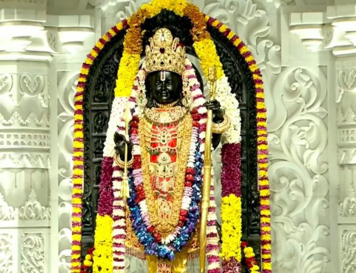 కాంచీ కామకోటి పీఠం ద్వారా ప్రతిష్ఠించబడిన 150 కిలోల బంగారు పూత పూసిన శ్రీ రామ యంత్రం