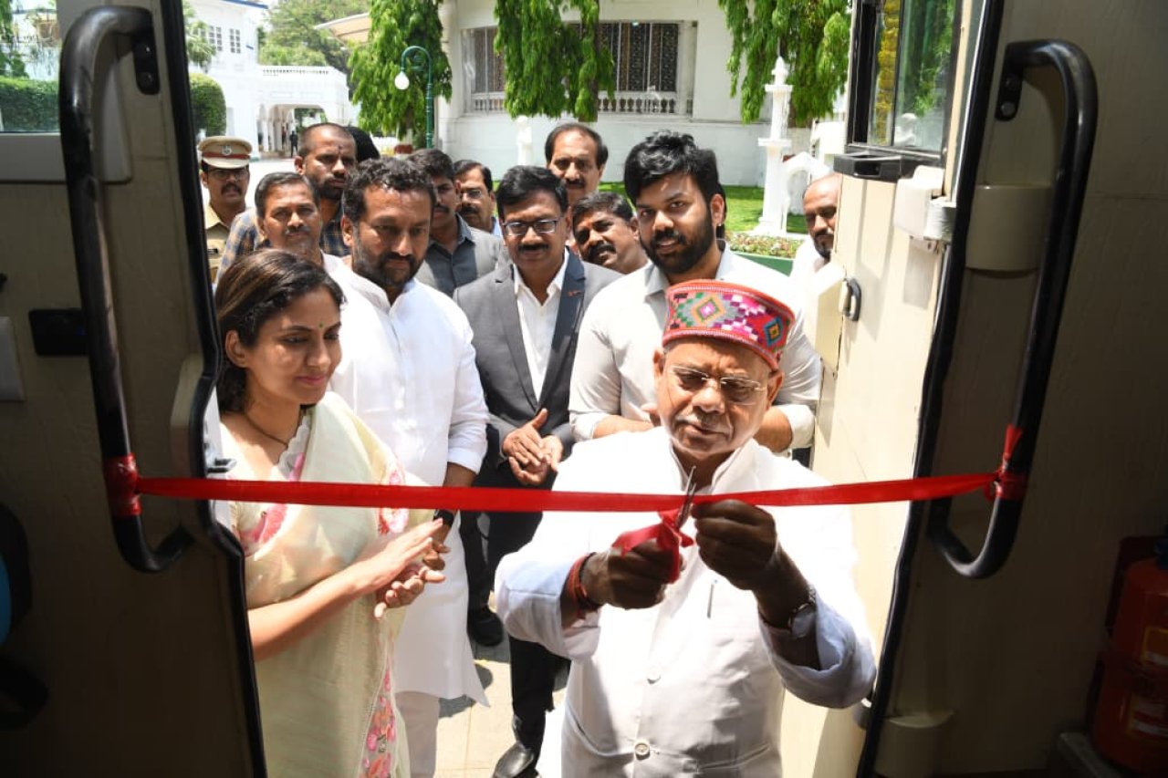 క్యాన్సర్‌ స్ర్కీనింగ్‌ పరీక్షల మొబైల్ వాహన సేవలను మెదక్ ప్రజలు ఉపయోగించుకోవాలనీ రాష్ట్ర గవర్నర్ శ్రీ శివ ప్రతాప్ శుక్లా కోరారు