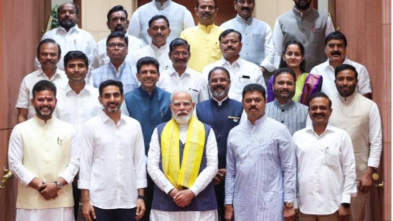 రాజధాని అమరావతి'కి చట్టబద్ధత బిల్లుకు పార్లమెంట్ ఆమోదం నేపథ్యంలో ప్రధాని మోదీ  గారిని  కలిసి ఆంధ్రప్రదేశ్ ప్రజల తరఫున కృతజ్ఞతలు తెలిపిన మంత్రి నారా లోకేష్  మరియు కూటమి ఎంపీలు